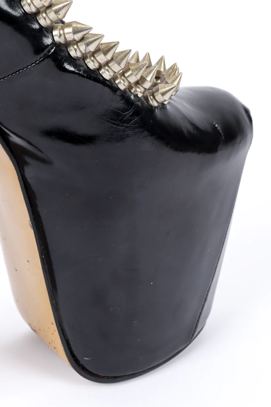 Spike Studded Super Elevated Court Platforms - Image 19