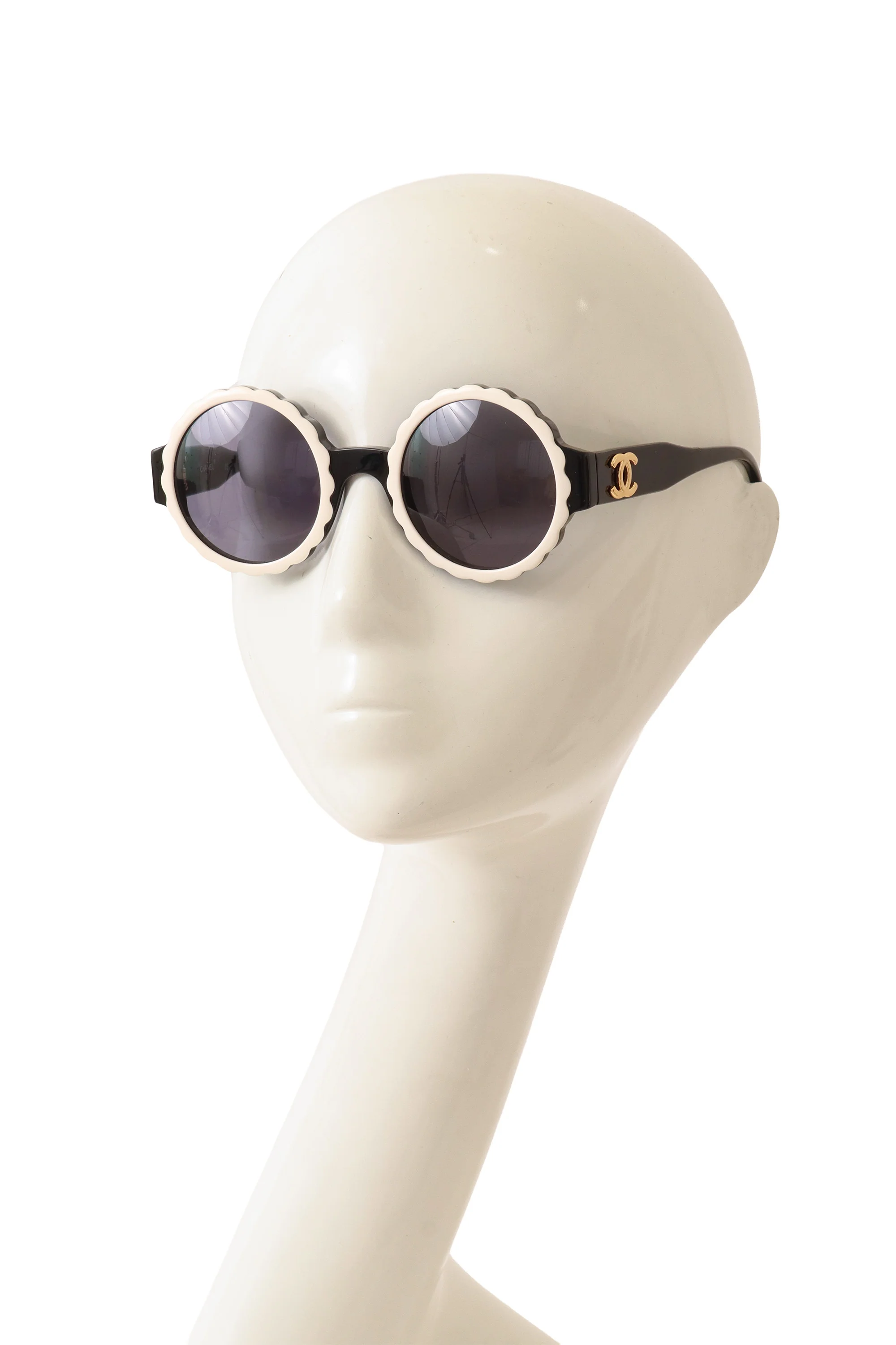 1994 S/S Black Scallop Frame Sunglasses - Image 3