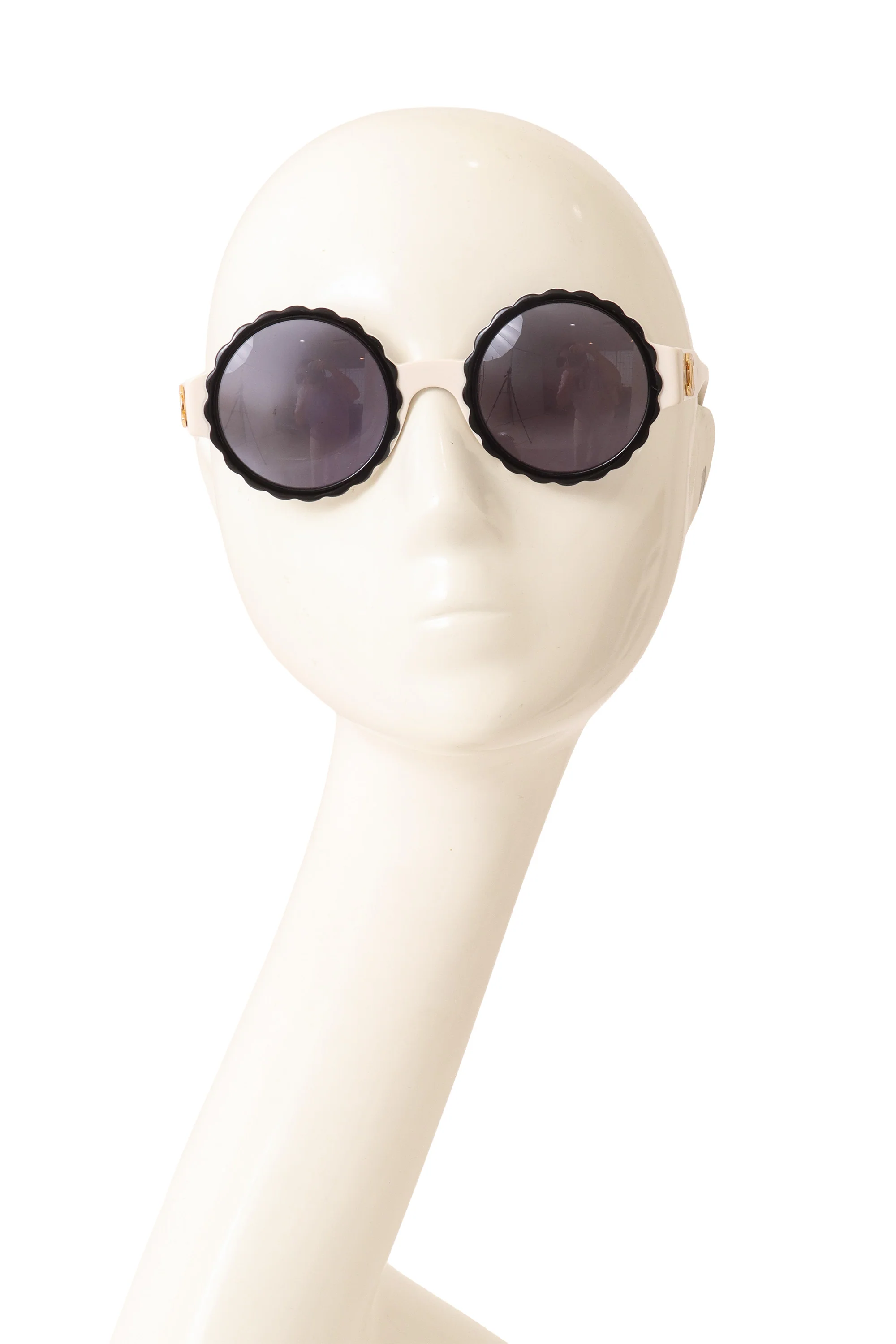 1994 S/S White Scallop Frame Sunglasses - Image 4