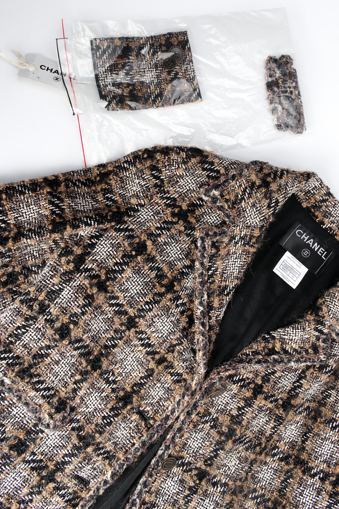 2005A Tweed Jacket & Skirt Wool Set - Image 11