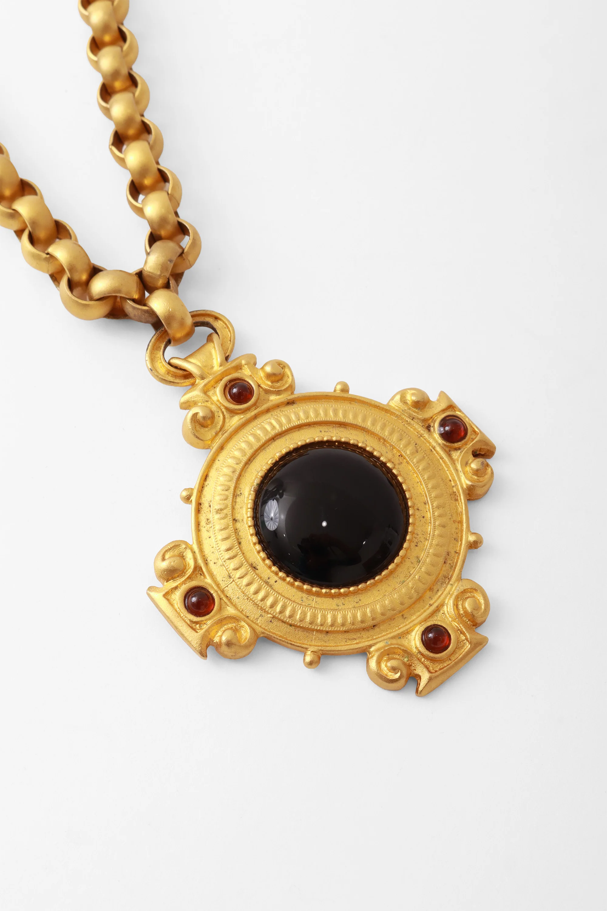 Black Cabochon Gold Pendant Necklace - Image 3