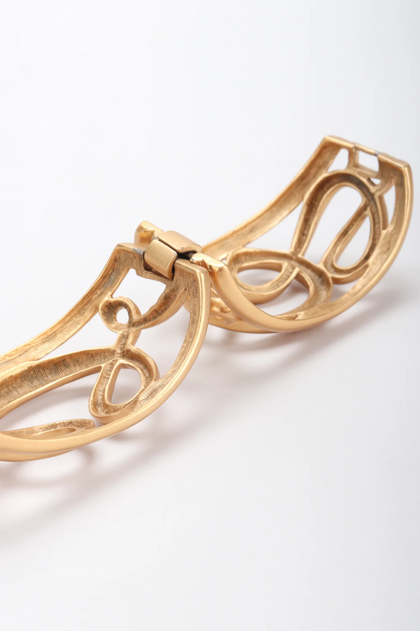 Brushed Swirl Cage Bracelet - Image 10
