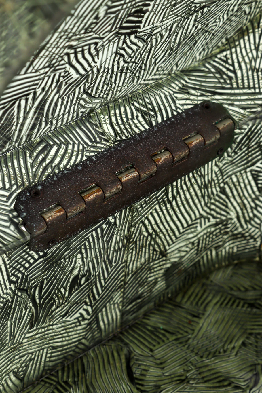 Crosshatch Tinsel Lucite Box Bag - Image 10