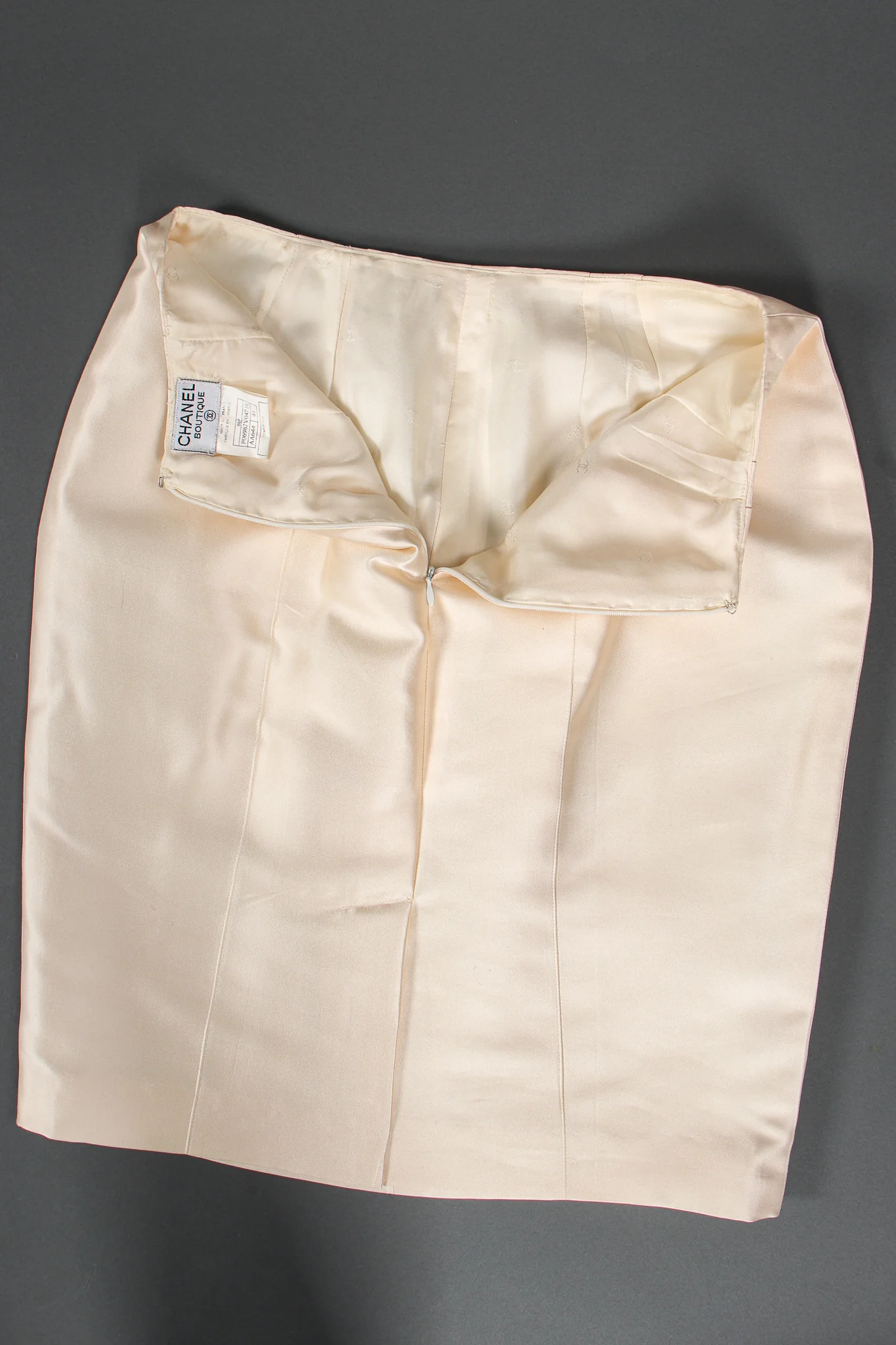 1996 S/S Daisy Beaded Silk Jacket & Skirt Suit - Image 24