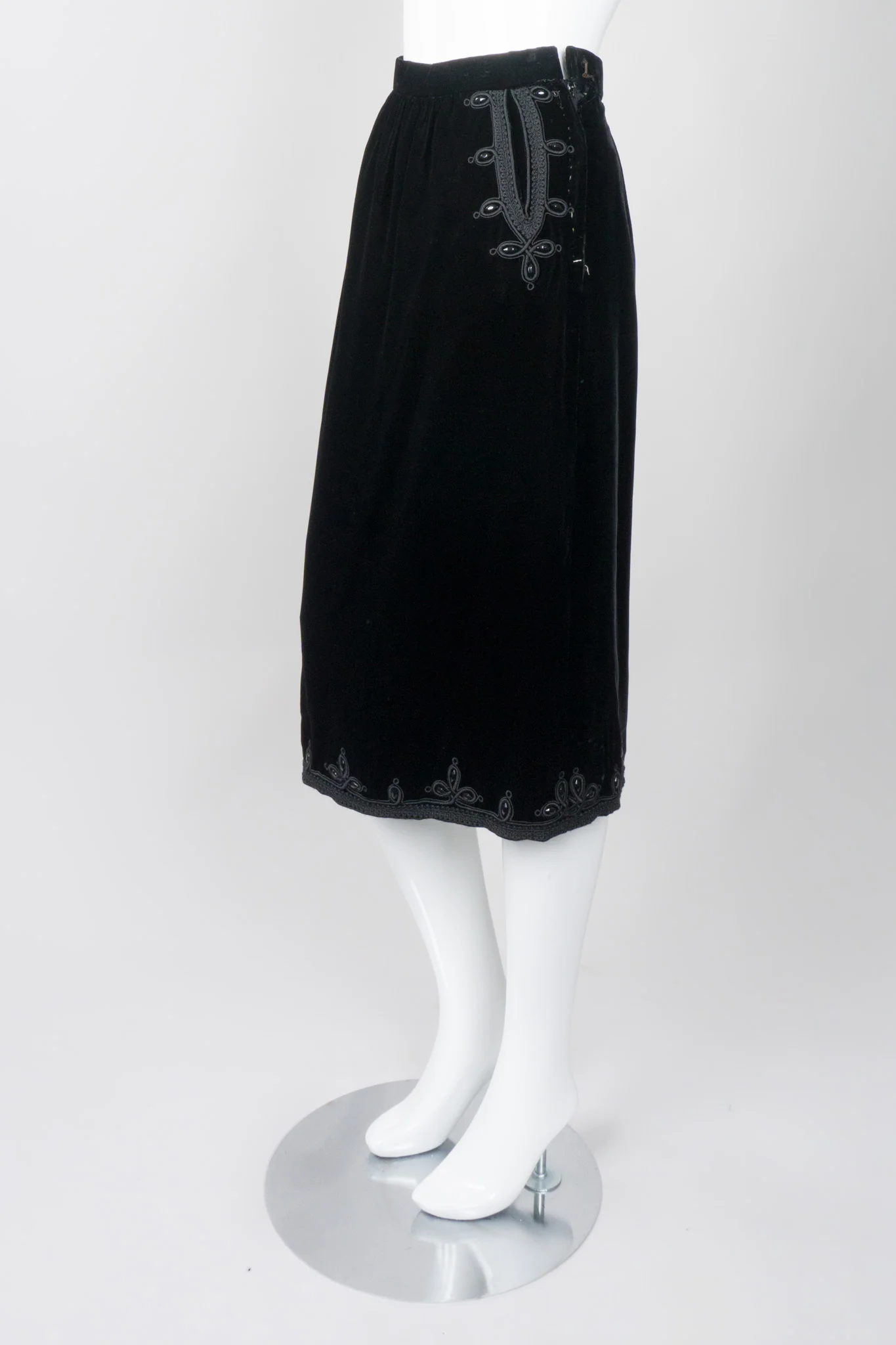 Embellished Velvet Vest & Skirt Set - Image 8