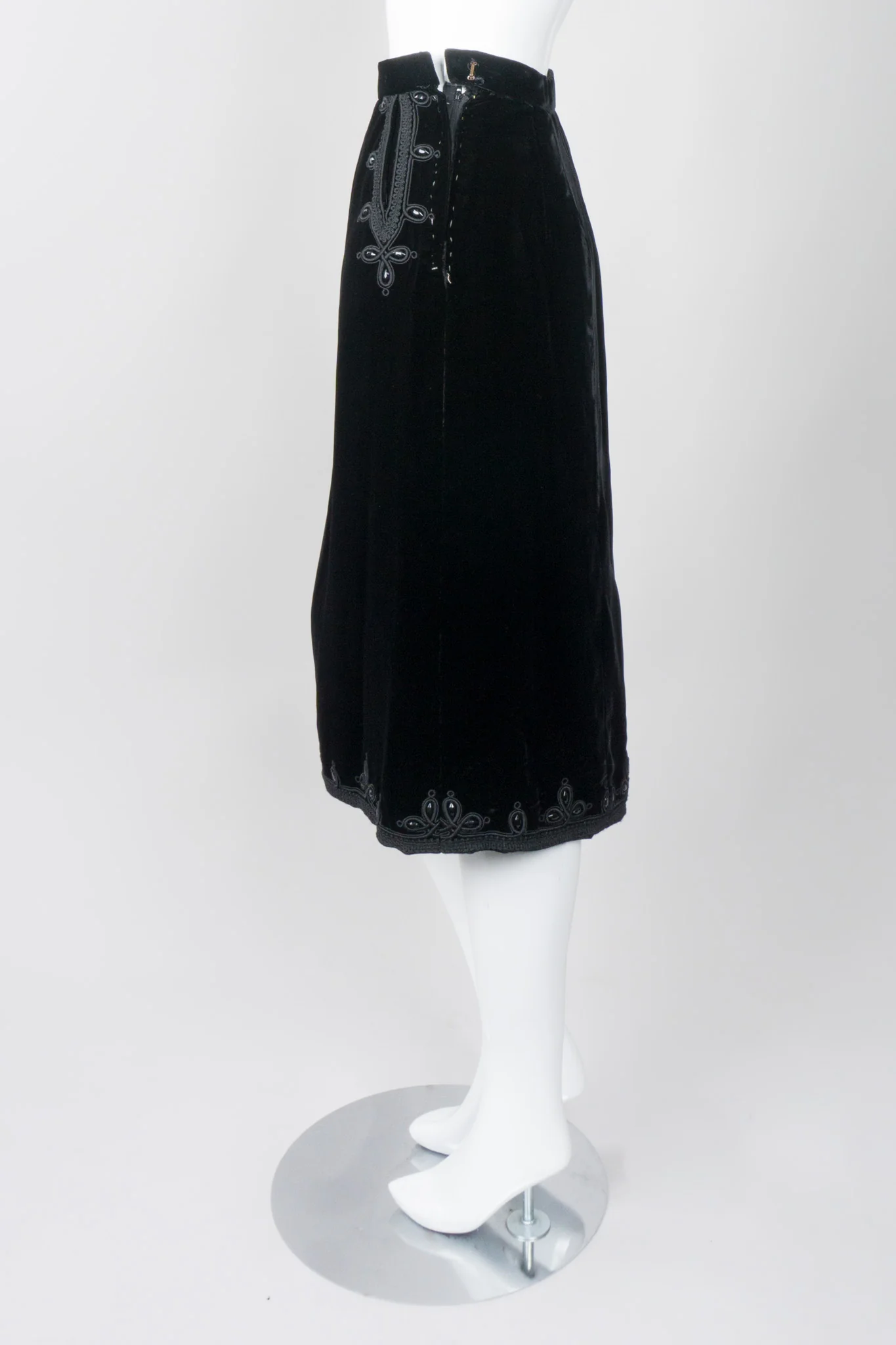 Embellished Velvet Vest & Skirt Set - Image 9