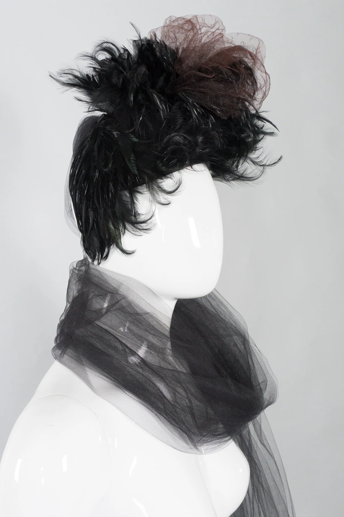 Feather Pouf Casque - Image 10