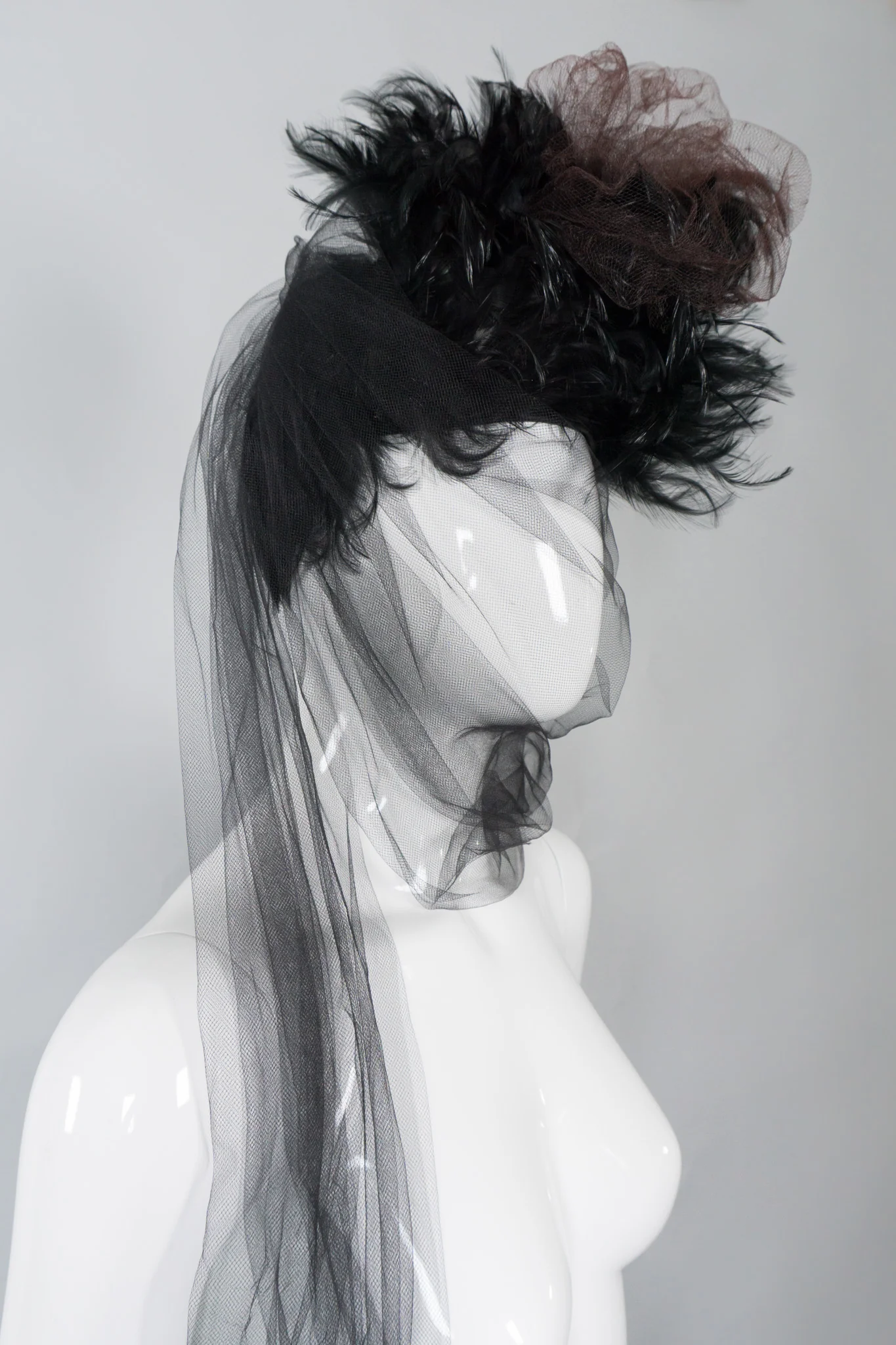 Feather Pouf Casque - Image 11