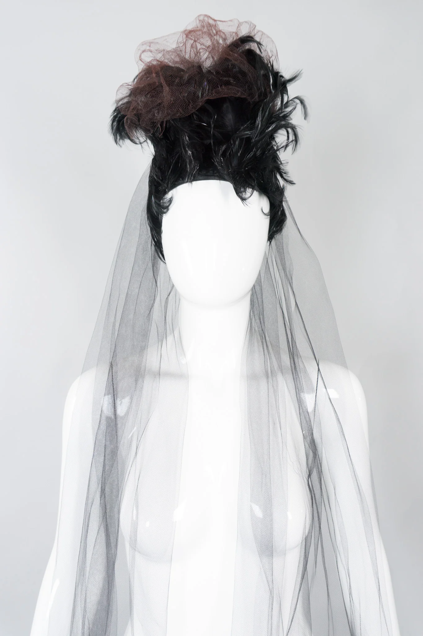 Feather Pouf Casque - Image 3