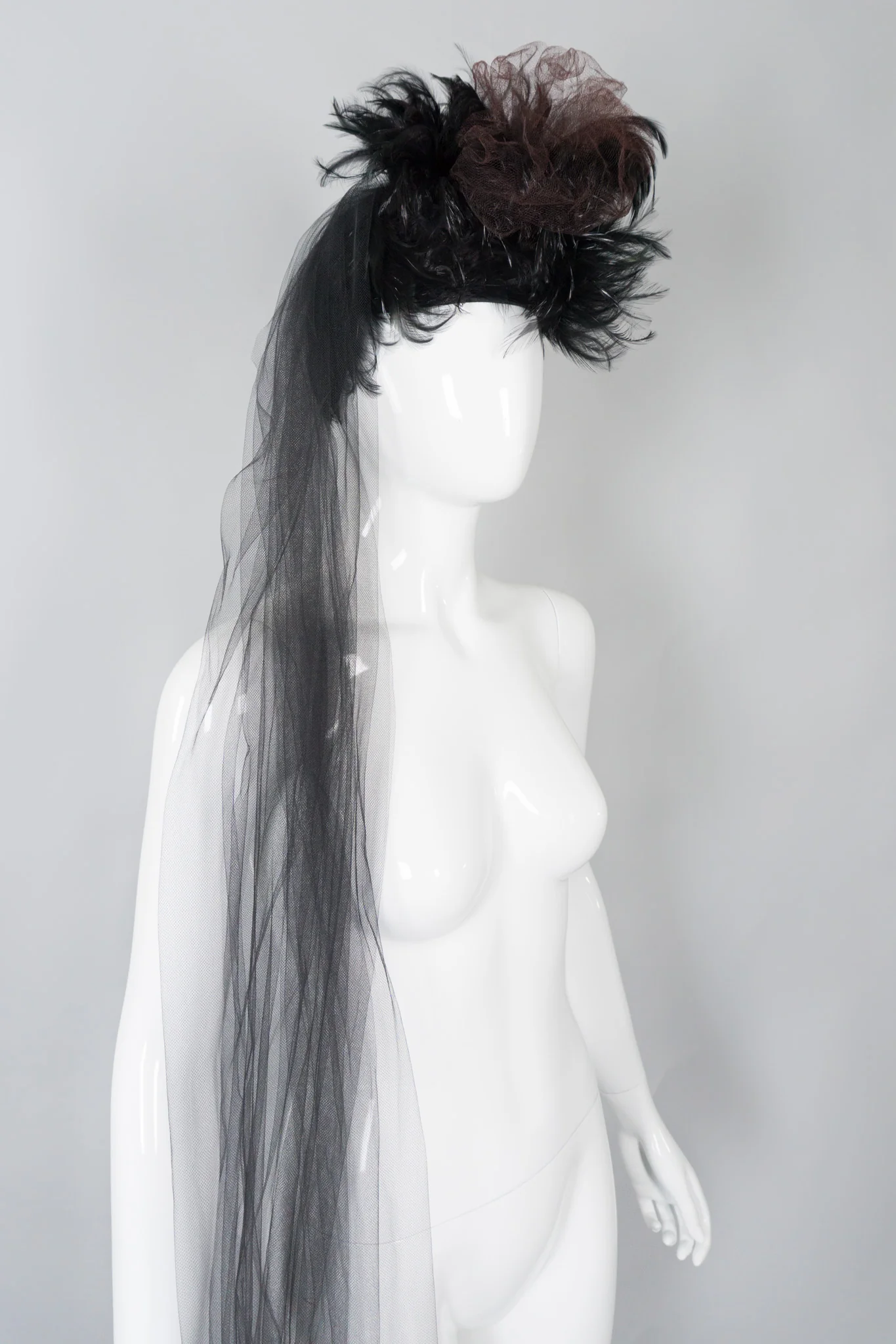 Feather Pouf Casque - Image 4
