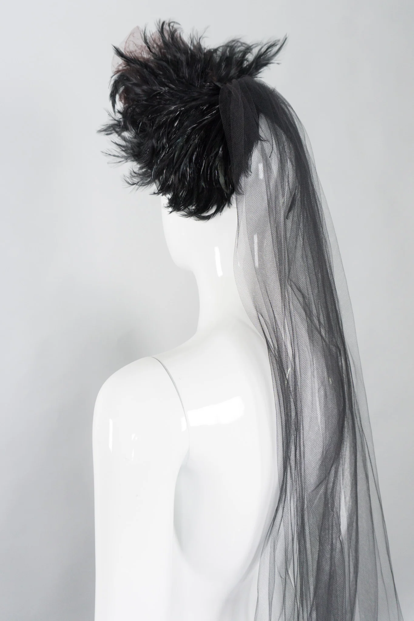 Feather Pouf Casque - Image 5