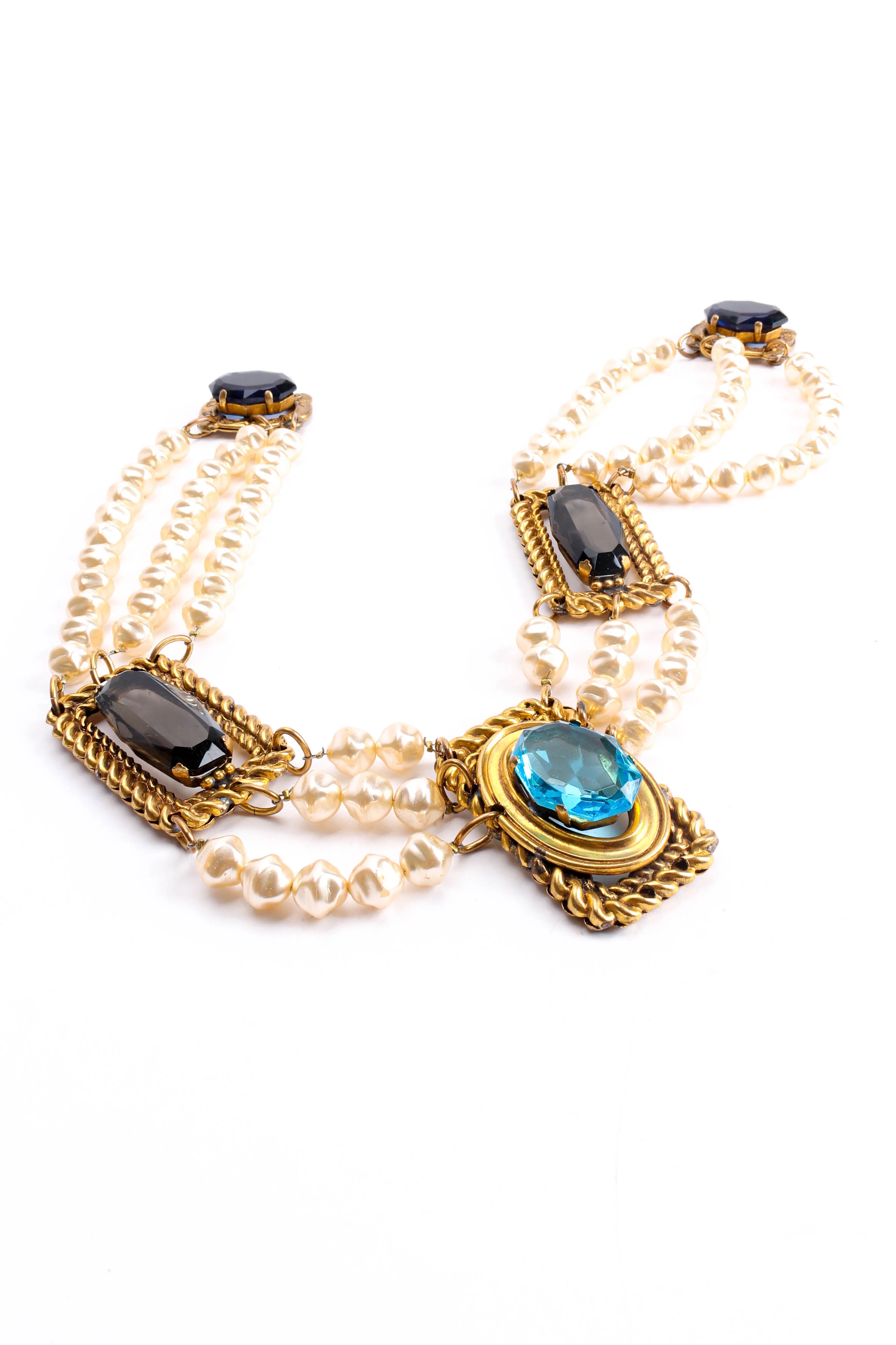 Jewel Frame Pearl Necklace - Image 4