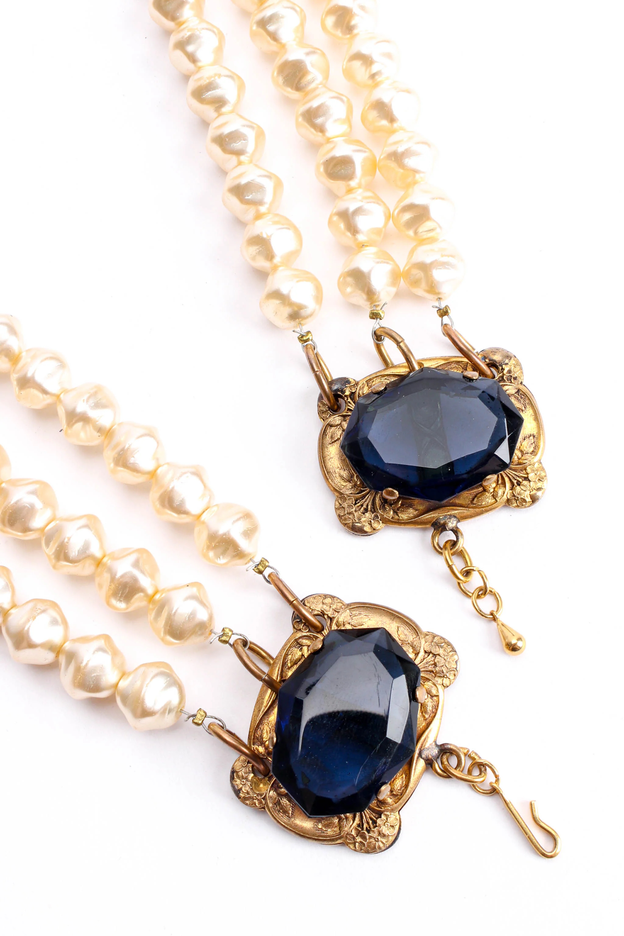 Jewel Frame Pearl Necklace - Image 7