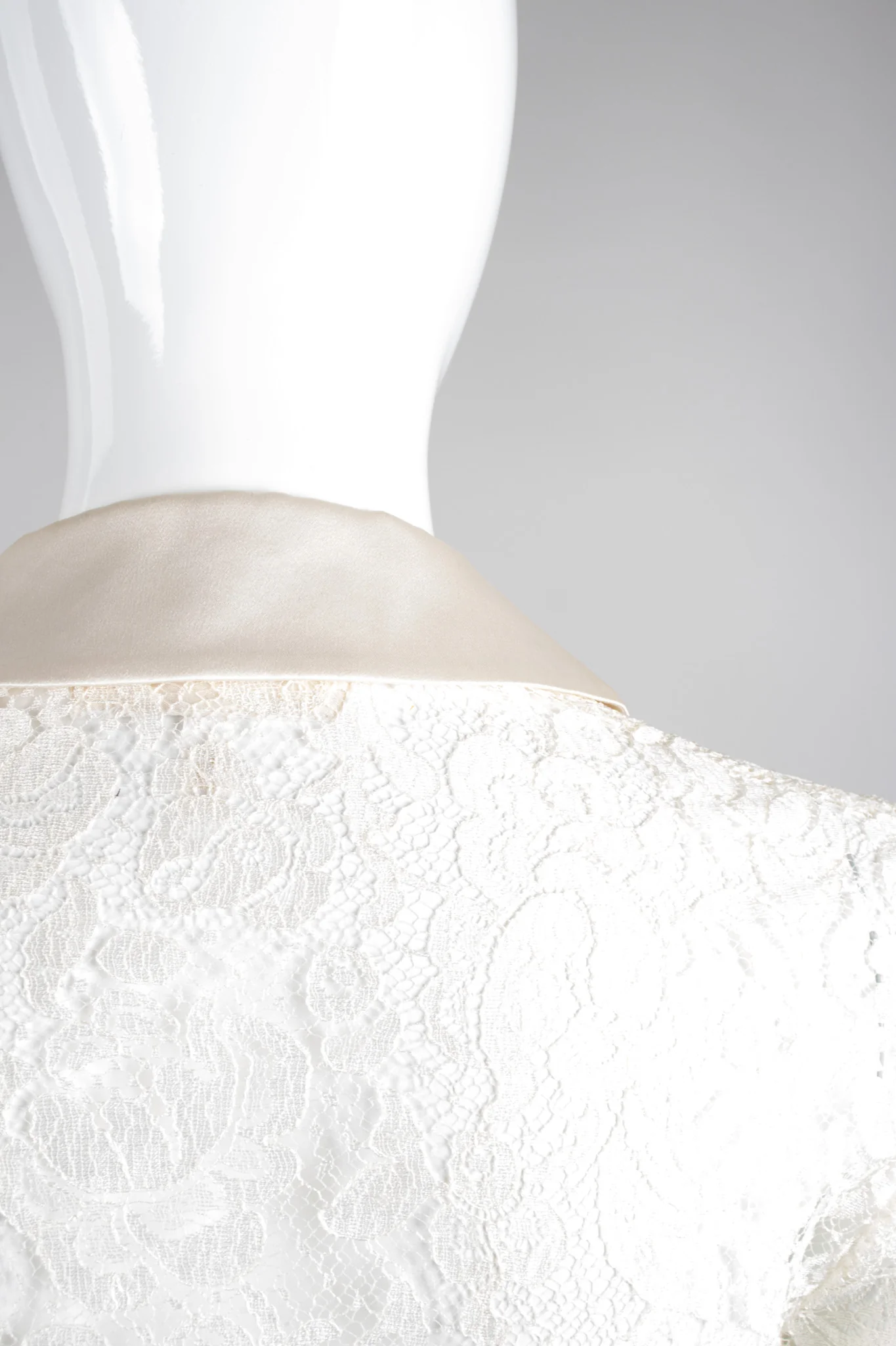 Lace Cropped Tuxedo Jacket - Image 8