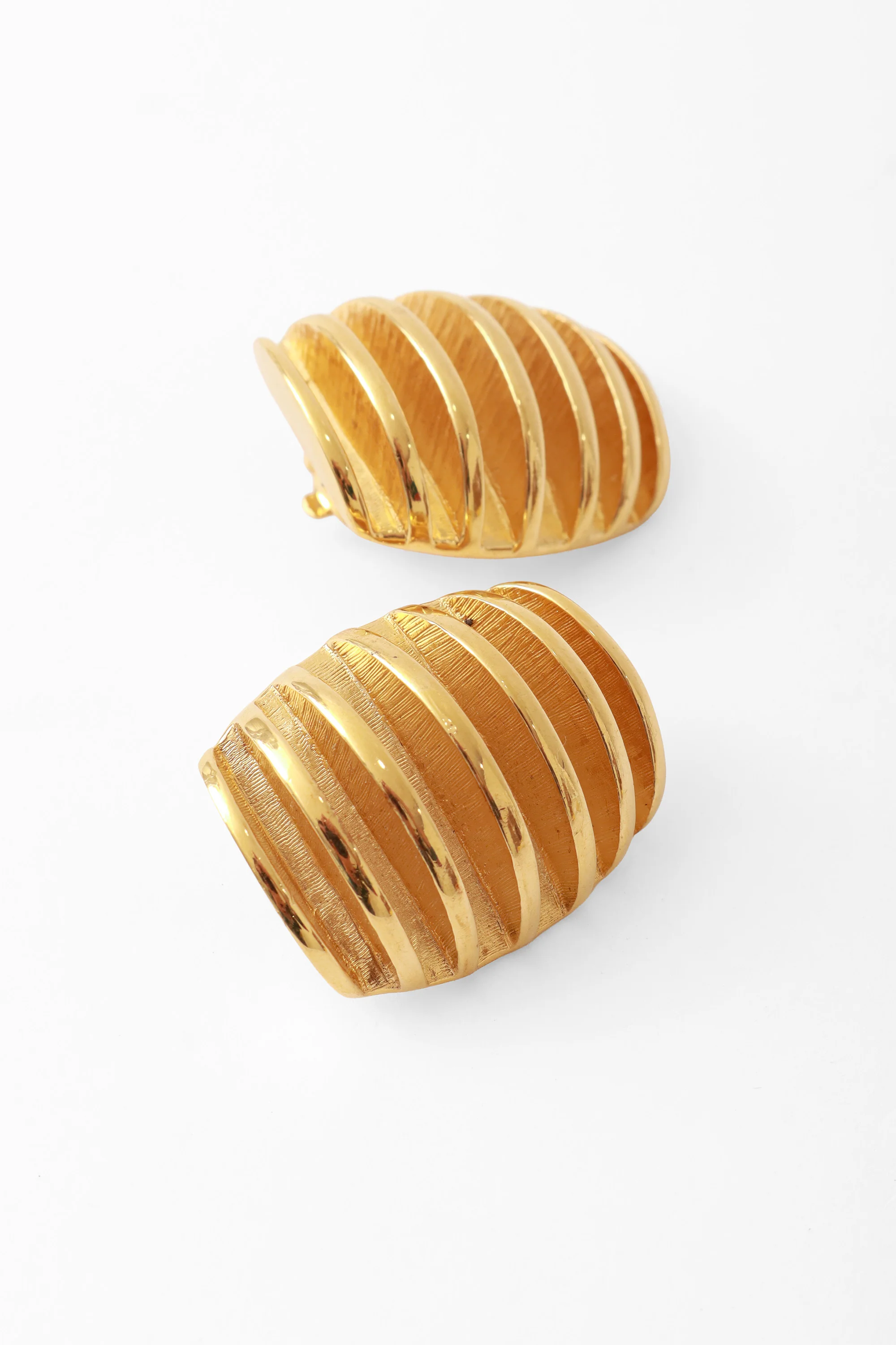 Ribbed Shelf Button Earrings - Image 3
